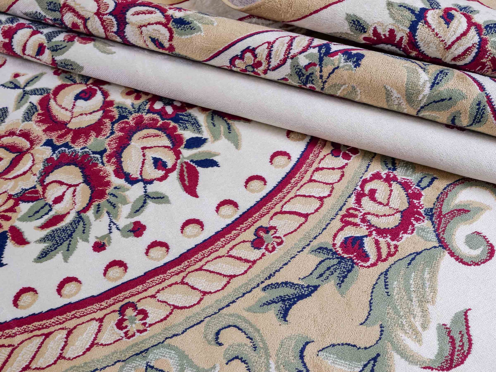 Belgischer, maschinell gefertigter Design Orientteppich aus Kunstseide, creme, weiß. 275x185 cm. Verkauf durch Jupiter Intl.