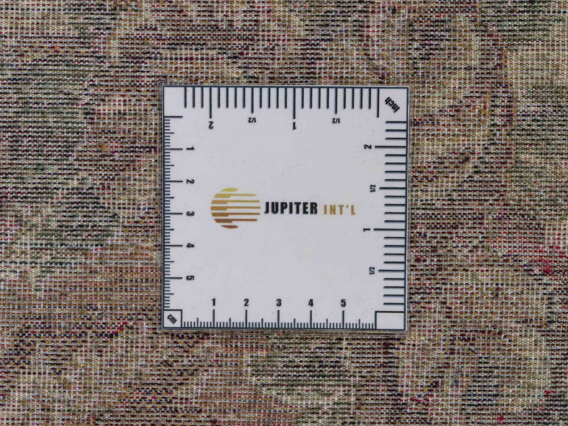 Belgischer, maschinell gefertigter Design Orientteppich aus Kunstseide, creme, weiß. 275x185 cm. Verkauf durch Jupiter Intl.