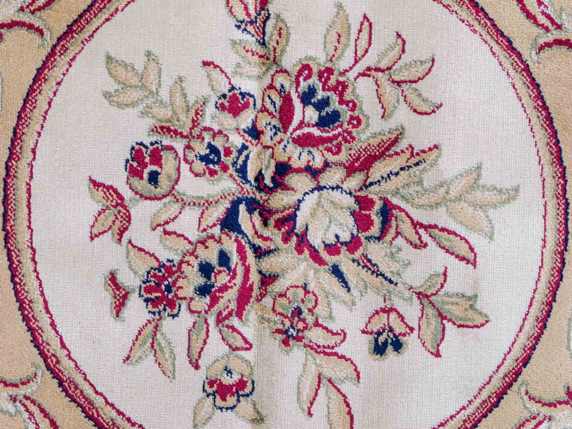 Belgischer, maschinell gefertigter Design Orientteppich aus Kunstseide, rot. 275x185 cm. Verkauf durch Jupiter Intl.