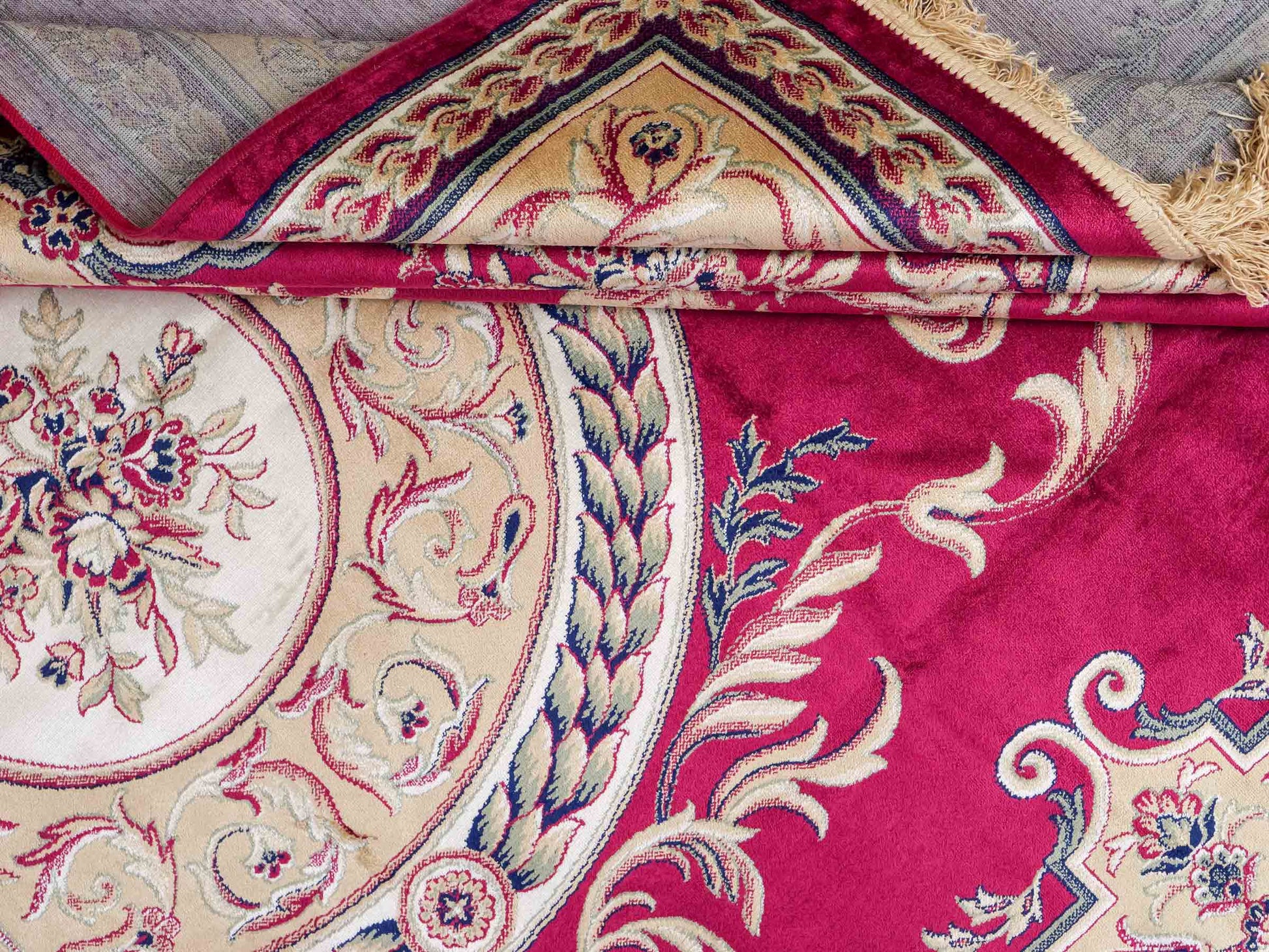Belgischer, maschinell gefertigter Design Orientteppich aus Kunstseide, rot. 275x185 cm. Verkauf durch Jupiter Intl.