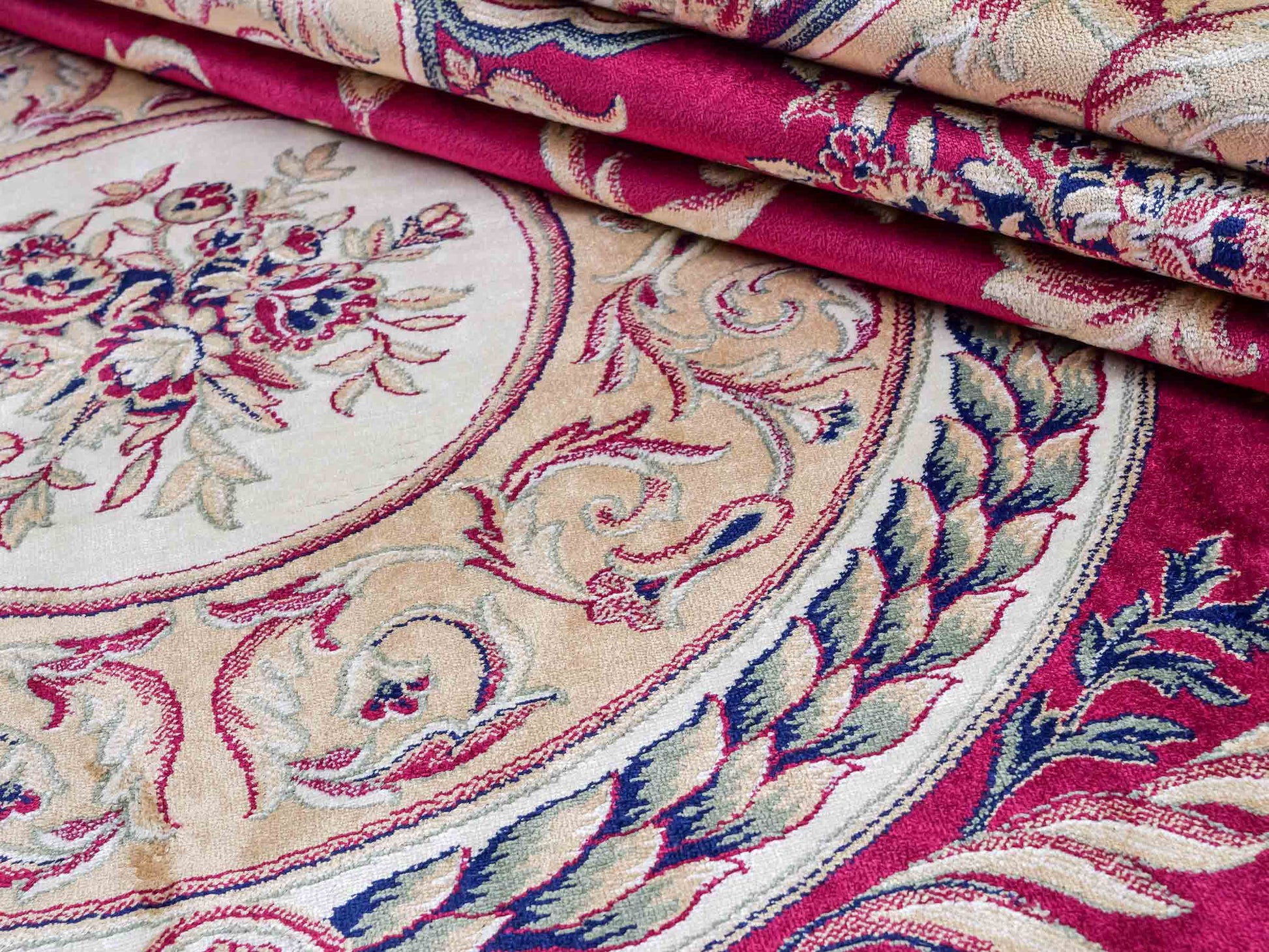 Belgischer, maschinell gefertigter Design Orientteppich aus Kunstseide, rot. 275x185 cm. Verkauf durch Jupiter Intl.