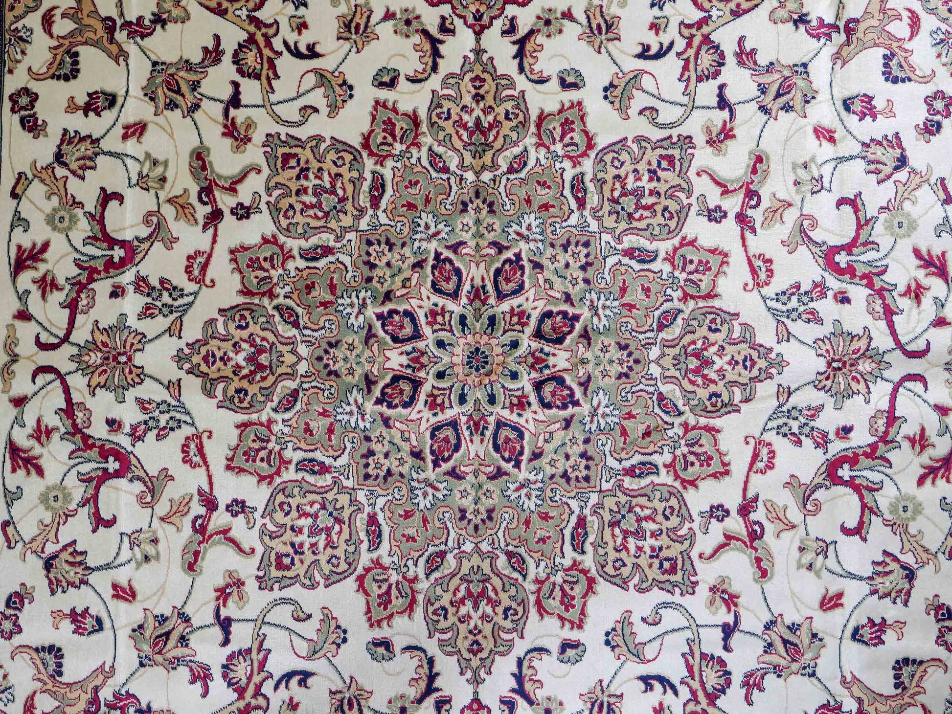 Belgischer, maschinell gefertigter Design Orientteppich aus Kunstseide, grün, creme. 275x185 cm. Verkauf durch Jupiter Intl.