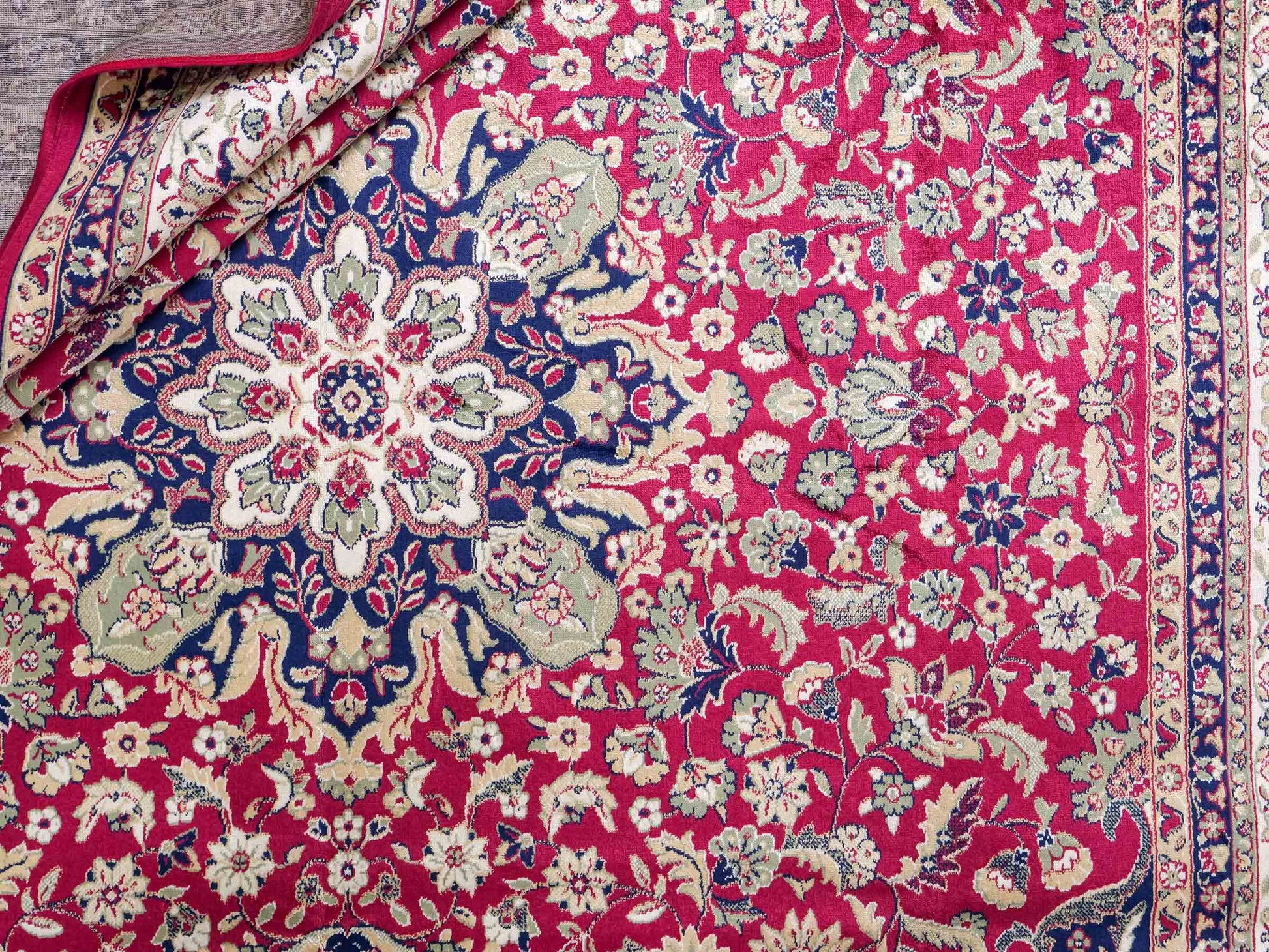 Belgischer, maschinell gefertigter Design Orientteppich aus Kunstseide, rot, creme, blau. 275x185 cm. Verkauf durch Jupiter Intl.