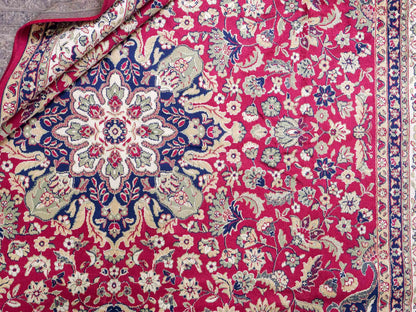 Belgischer, maschinell gefertigter Design Orientteppich aus Kunstseide, rot, creme, blau. 275x185 cm. Verkauf durch Jupiter Intl.