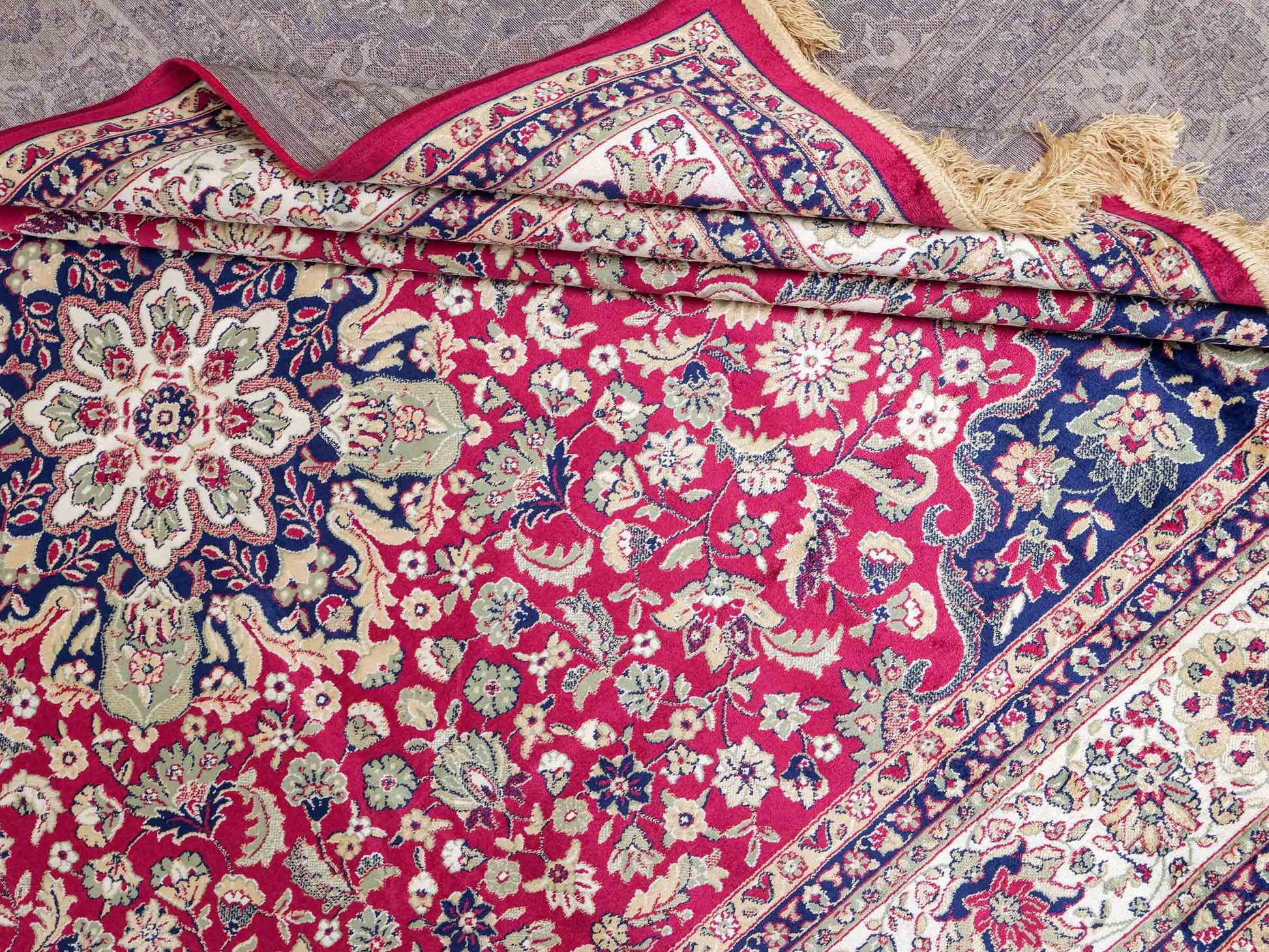 Belgischer, maschinell gefertigter Design Orientteppich aus Kunstseide, rot, creme, blau. 275x185 cm. Verkauf durch Jupiter Intl.