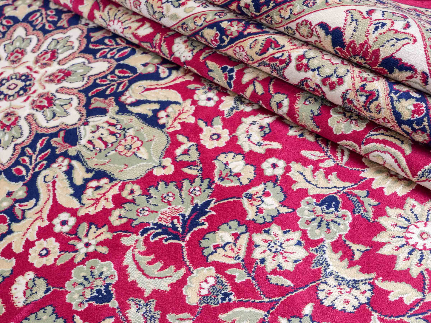 Belgischer, maschinell gefertigter Design Orientteppich aus Kunstseide, rot, creme, blau. 275x185 cm. Verkauf durch Jupiter Intl.