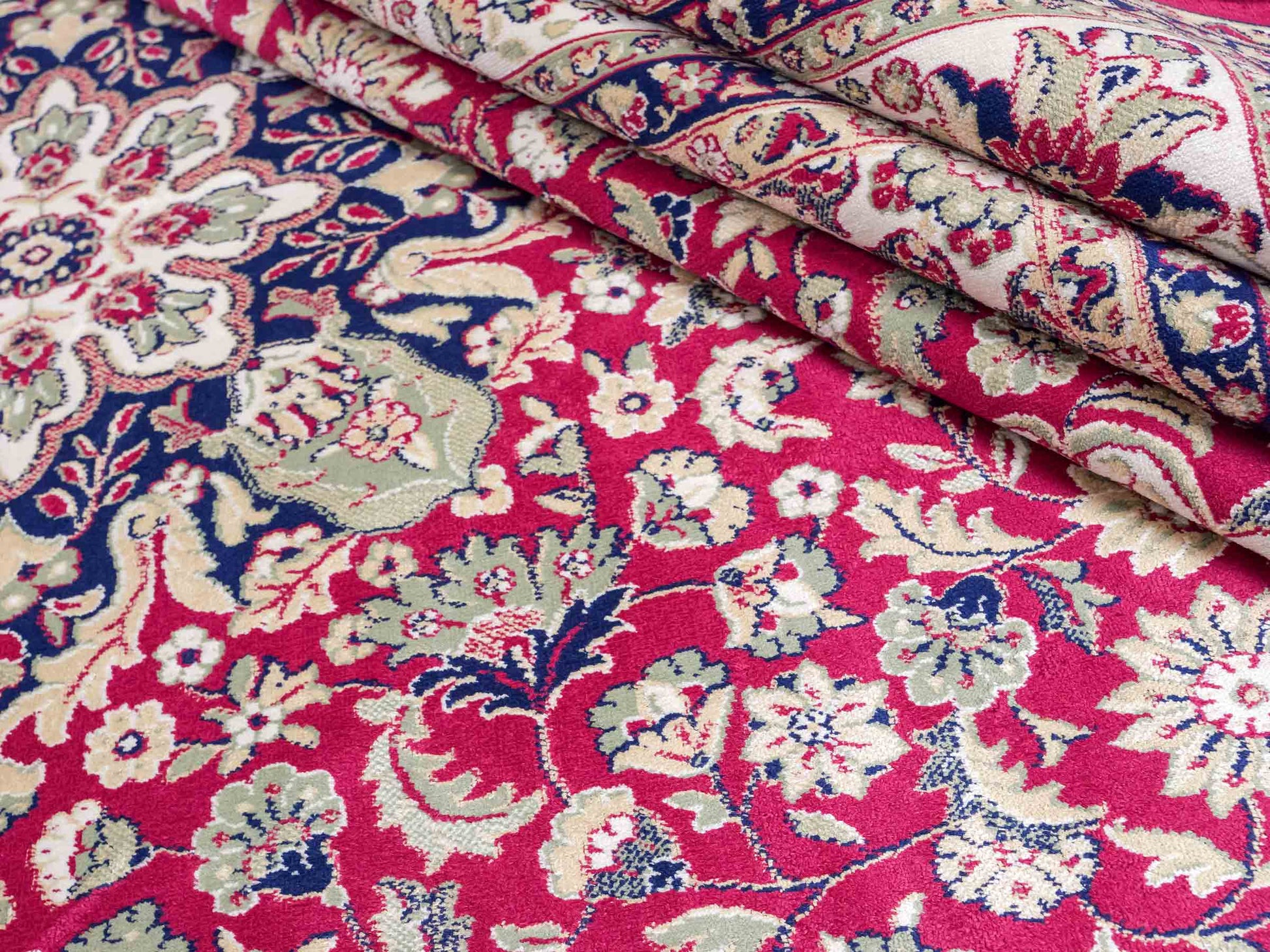 Belgischer, maschinell gefertigter Design Orientteppich aus Kunstseide, rot, creme, blau. 275x185 cm. Verkauf durch Jupiter Intl.