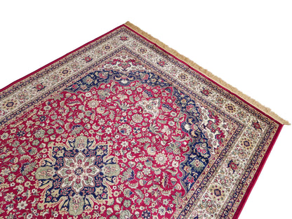 Belgischer, maschinell gefertigter Design Orientteppich aus Kunstseide, rot, creme, blau. 275x185 cm. Verkauf durch Jupiter Intl.