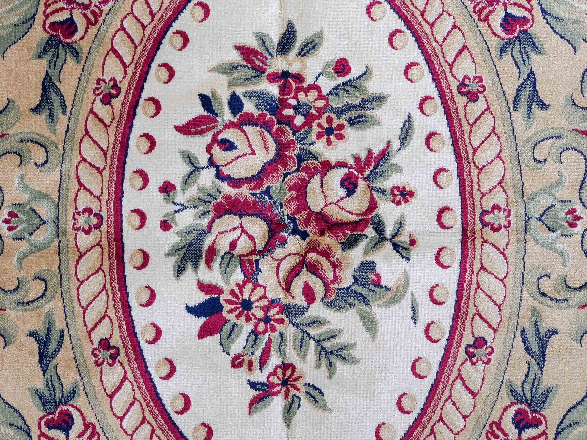 Belgischer, maschinell gefertigter Design Orientteppich aus Kunstseide, rot. 275x185 cm. Verkauf durch Jupiter Intl.