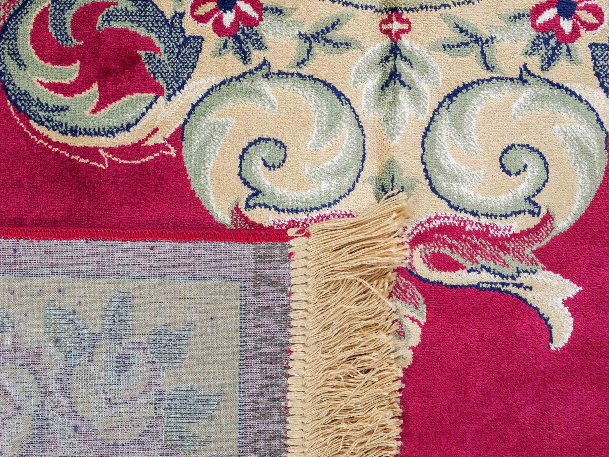 Belgischer, maschinell gefertigter Design Orientteppich aus Kunstseide, rot. 275x185 cm. Verkauf durch Jupiter Intl.