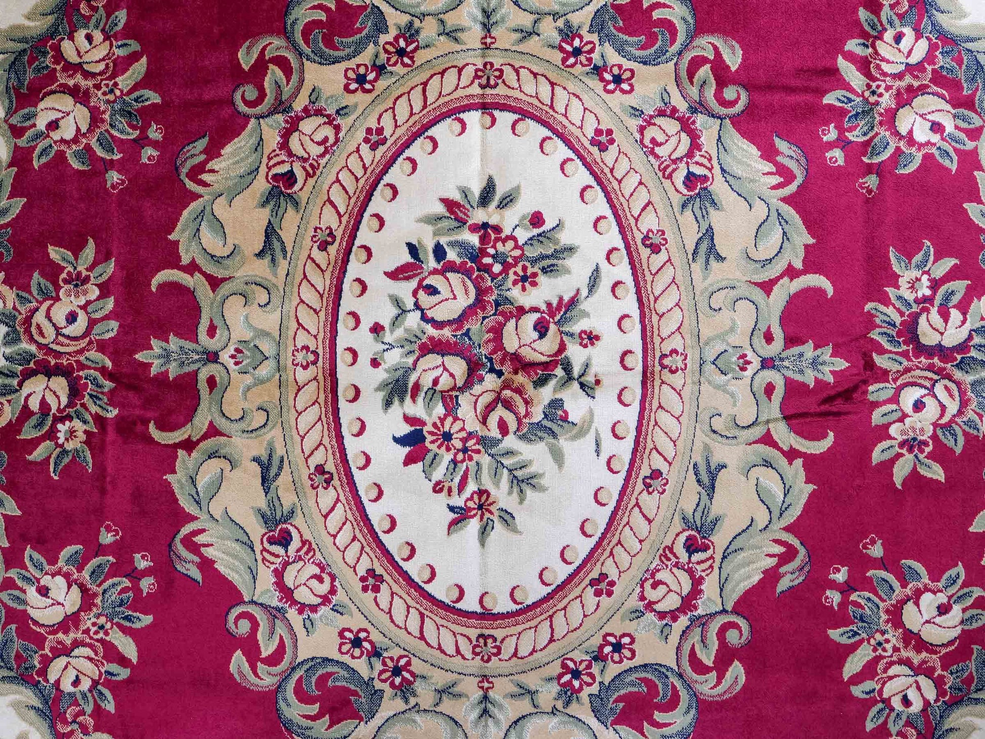 Belgischer, maschinell gefertigter Design Orientteppich aus Kunstseide, rot. 275x185 cm. Verkauf durch Jupiter Intl.