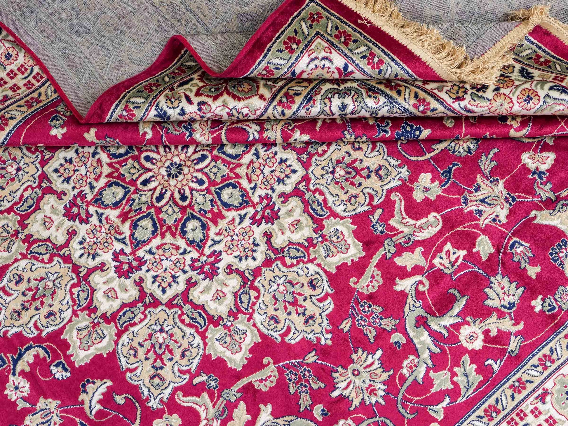 Belgischer, maschinell gefertigter Design Orientteppich aus Kunstseide, rot. 275x185 cm. Verkauf durch Jupiter Intl.