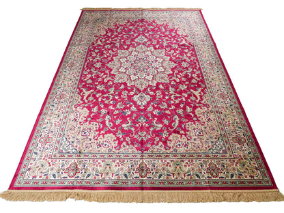 Belgischer, maschinell gefertigter Design Orientteppich aus Kunstseide, rot. 275x185 cm. Verkauf durch Jupiter Intl.
