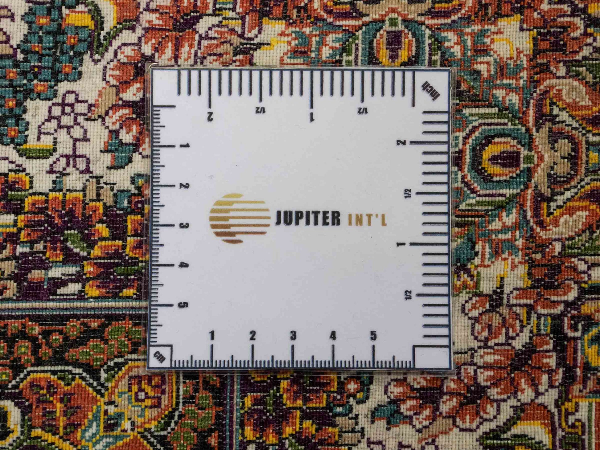 Extrem feiner, maschinell gefertigter Perserteppich, beige, grün, creme. 154x99 cm. Verkauf durch Jupiter Intl.