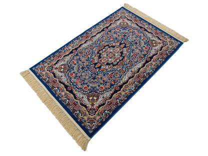Extrem feiner, maschinell gefertigter Perserteppich, blau. 154x99 cm. Verkauf durch Jupiter Intl.