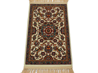 Sehr feiner, maschinell gefertigter Perserteppich, creme. 84x50 cm. Verkauf druch Jupiter Intl.