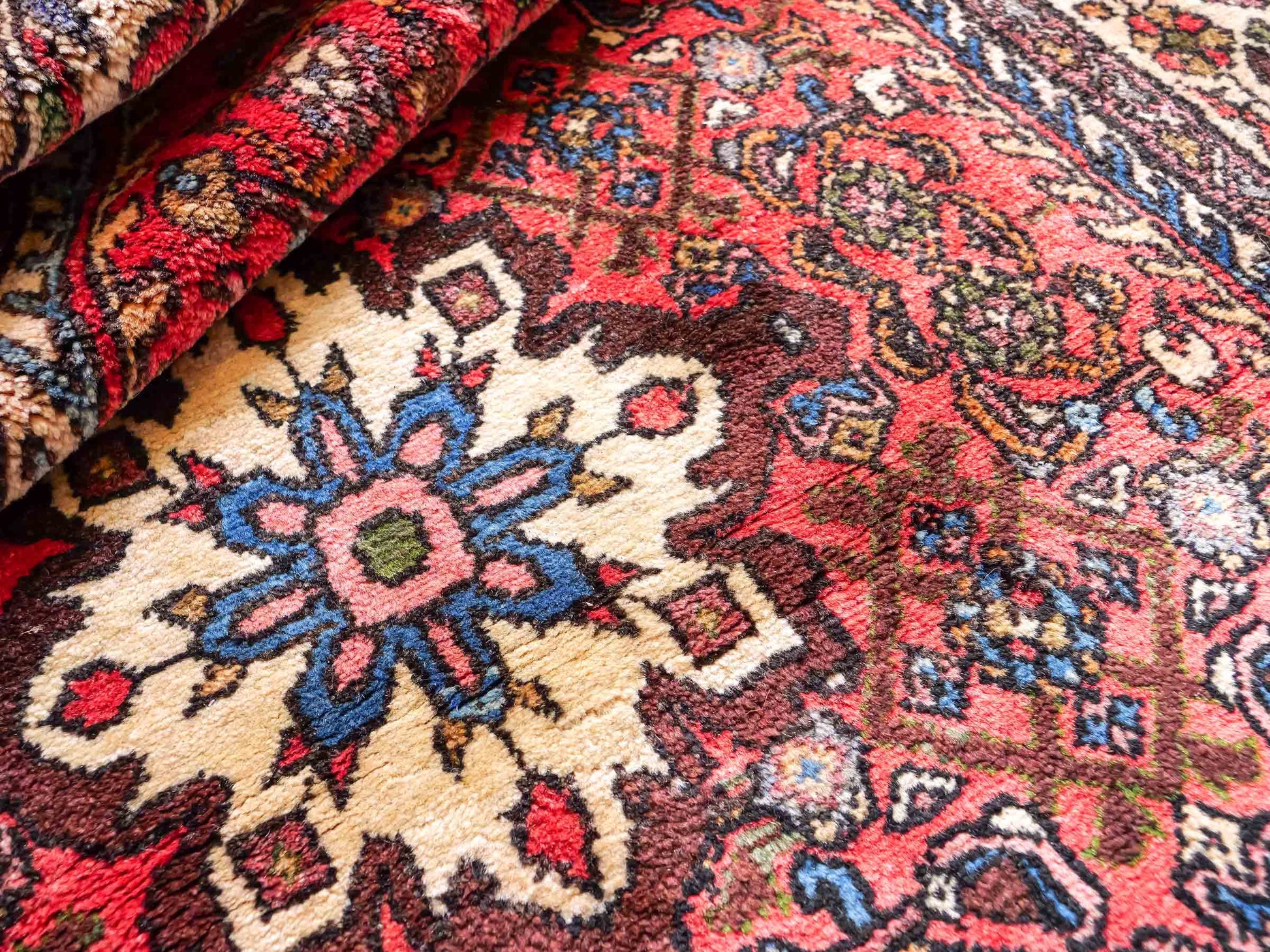 Feiner, handgeknüpfter persischer Hamedan Dorfteppich aus Wolle von Khademi, rot, creme. 275 x 115 cm. Vertrieb durch JUPITER Intl.
