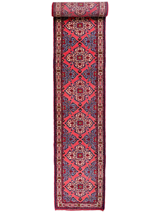 Feiner, handgeknüpfter persischer Hamedan Dorfteppich aus Wolle von Khademi, rot, blau. 603 x 73 cm. Vertrieb durch JUPITER Intl.