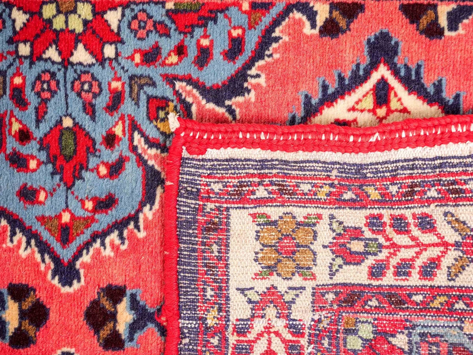 Feiner, handgeknüpfter persischer Hamedan Dorfteppich aus Wolle von Khademi, rot, blau. 603 x 73 cm. Vertrieb durch JUPITER Intl.