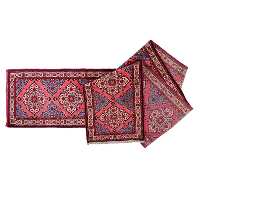 Feiner, handgeknüpfter persischer Hamedan Dorfteppich aus Wolle von Khademi, rot, blau. 603 x 73 cm. Vertrieb durch JUPITER Intl.