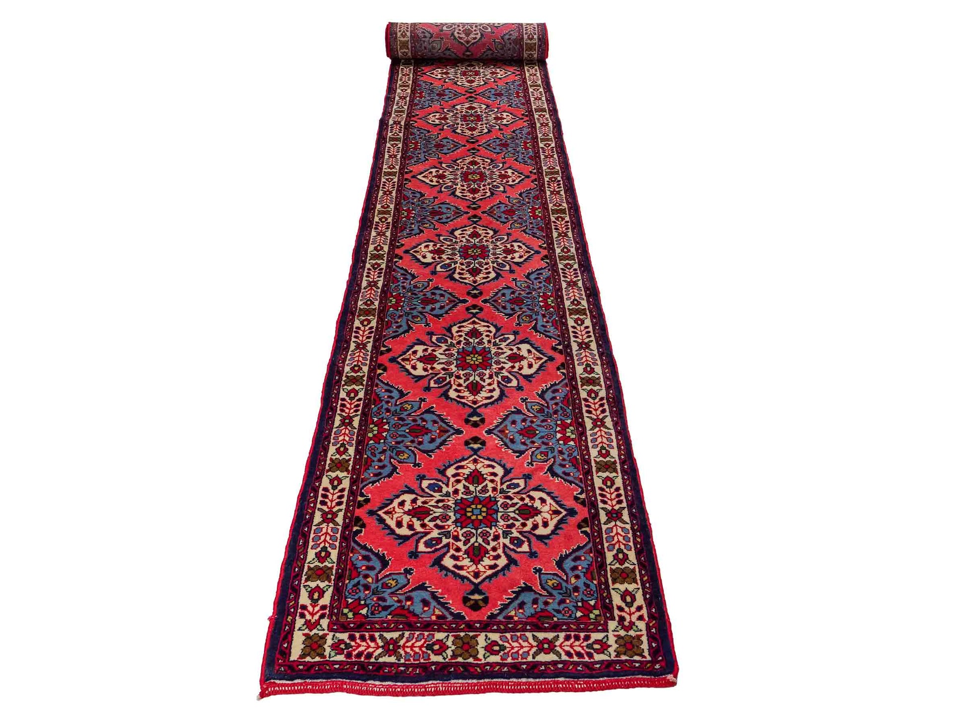 Feiner, handgeknüpfter persischer Hamedan Dorfteppich aus Wolle von Khademi, rot, blau. 603 x 73 cm. Vertrieb durch JUPITER Intl.