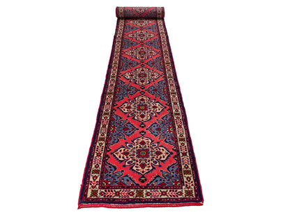 Feiner, handgeknüpfter persischer Hamedan Dorfteppich aus Wolle von Khademi, rot, blau. 603 x 73 cm. Vertrieb durch JUPITER Intl.