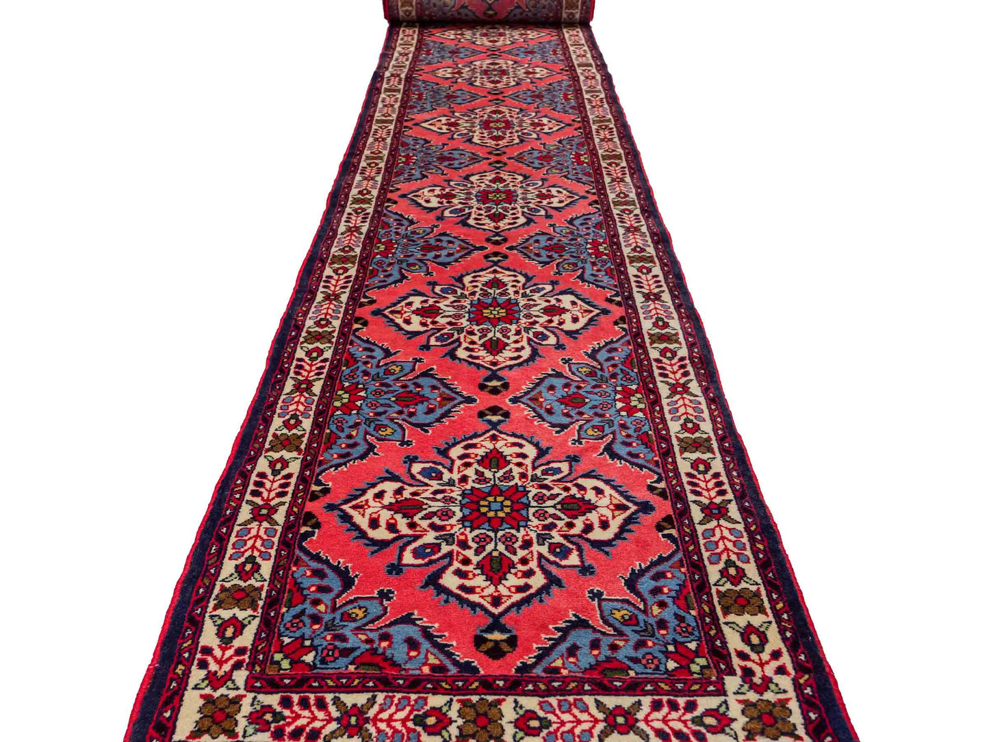 Feiner, handgeknüpfter persischer Hamedan Dorfteppich aus Wolle von Khademi, rot, blau. 603 x 73 cm. Vertrieb durch JUPITER Intl.