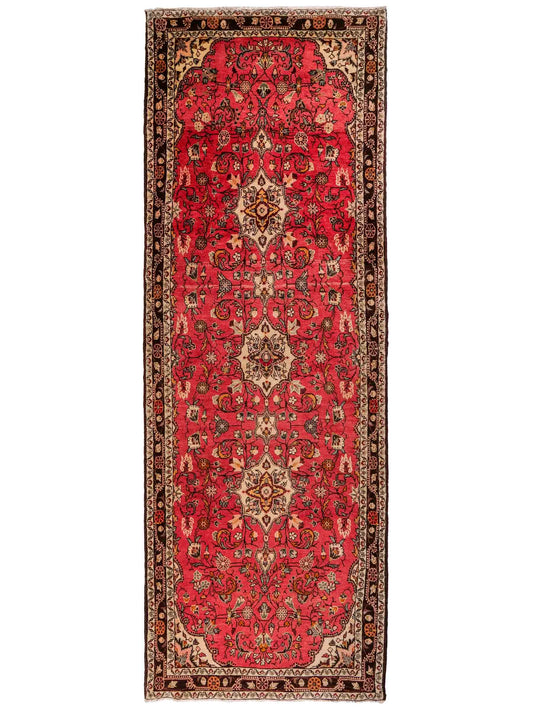 Feiner, handgeknüpfter, persischer Hamedan Dorfteppich aus Wolle von Khademi. Farbe: Rot. 327 x 111 cm. Vertrieb durch JUPITER Intl.