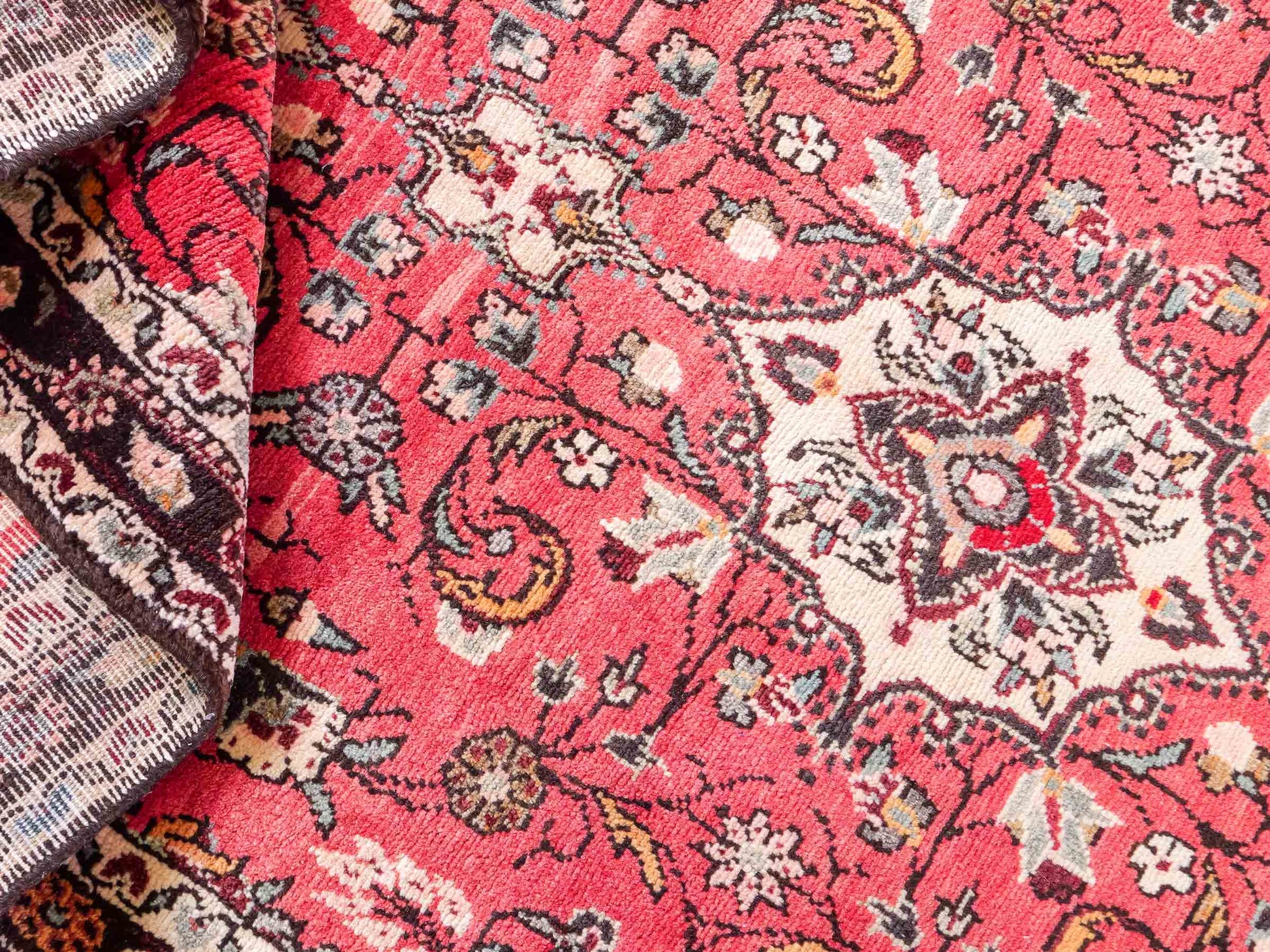Feiner, handgeknüpfter, persischer Hamedan Dorfteppich aus Wolle von Khademi. Farbe: Rot. 327 x 111 cm. Vertrieb durch JUPITER Intl.