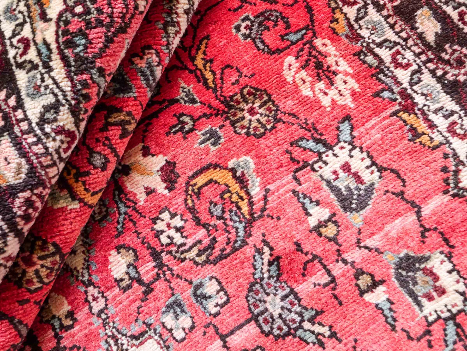 Feiner, handgeknüpfter, persischer Hamedan Dorfteppich aus Wolle von Khademi. Farbe: Rot. 327 x 111 cm. Vertrieb durch JUPITER Intl.