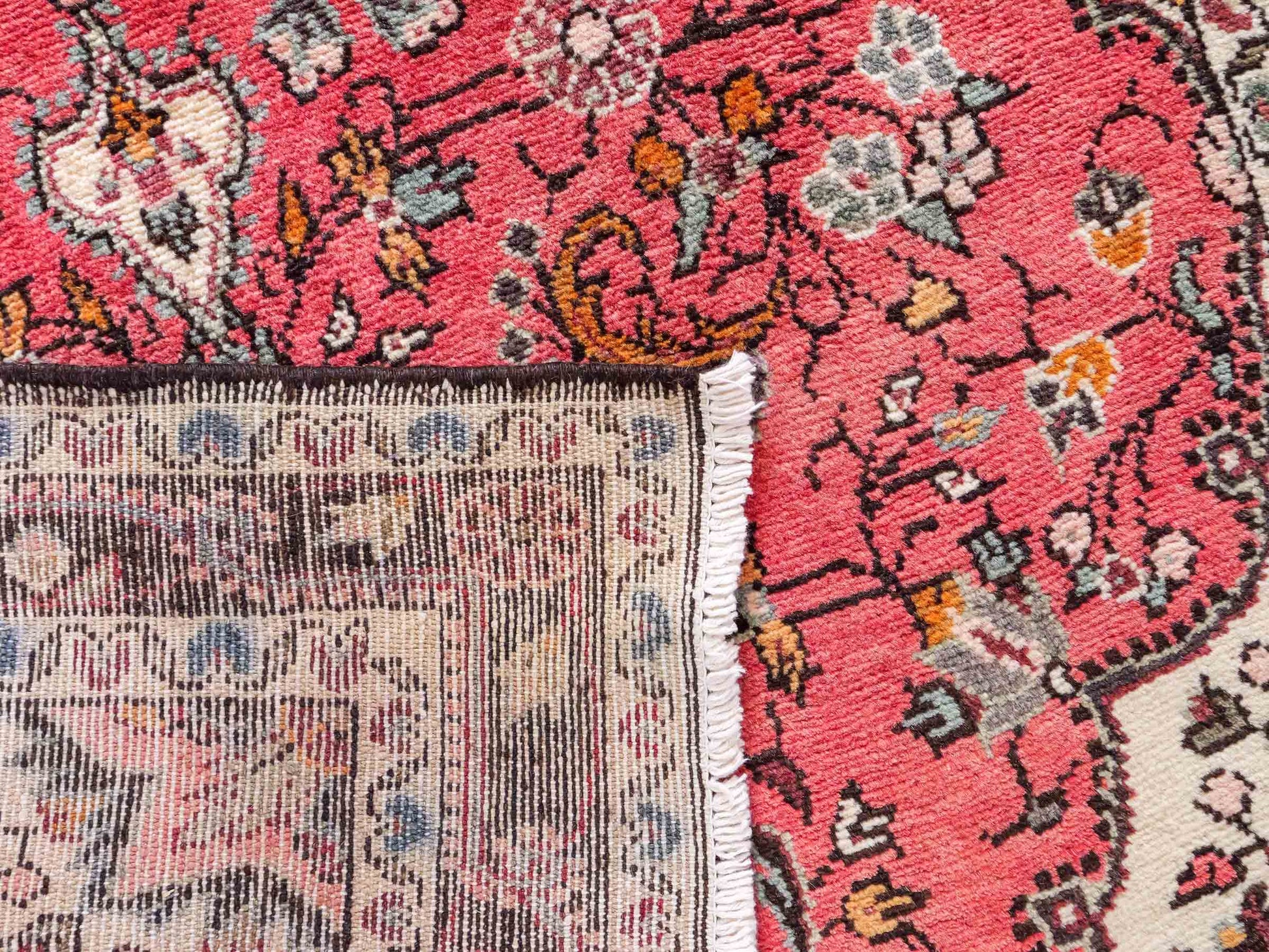 Feiner, handgeknüpfter, persischer Hamedan Dorfteppich aus Wolle von Khademi. Farbe: Rot. 327 x 111 cm. Vertrieb durch JUPITER Intl.
