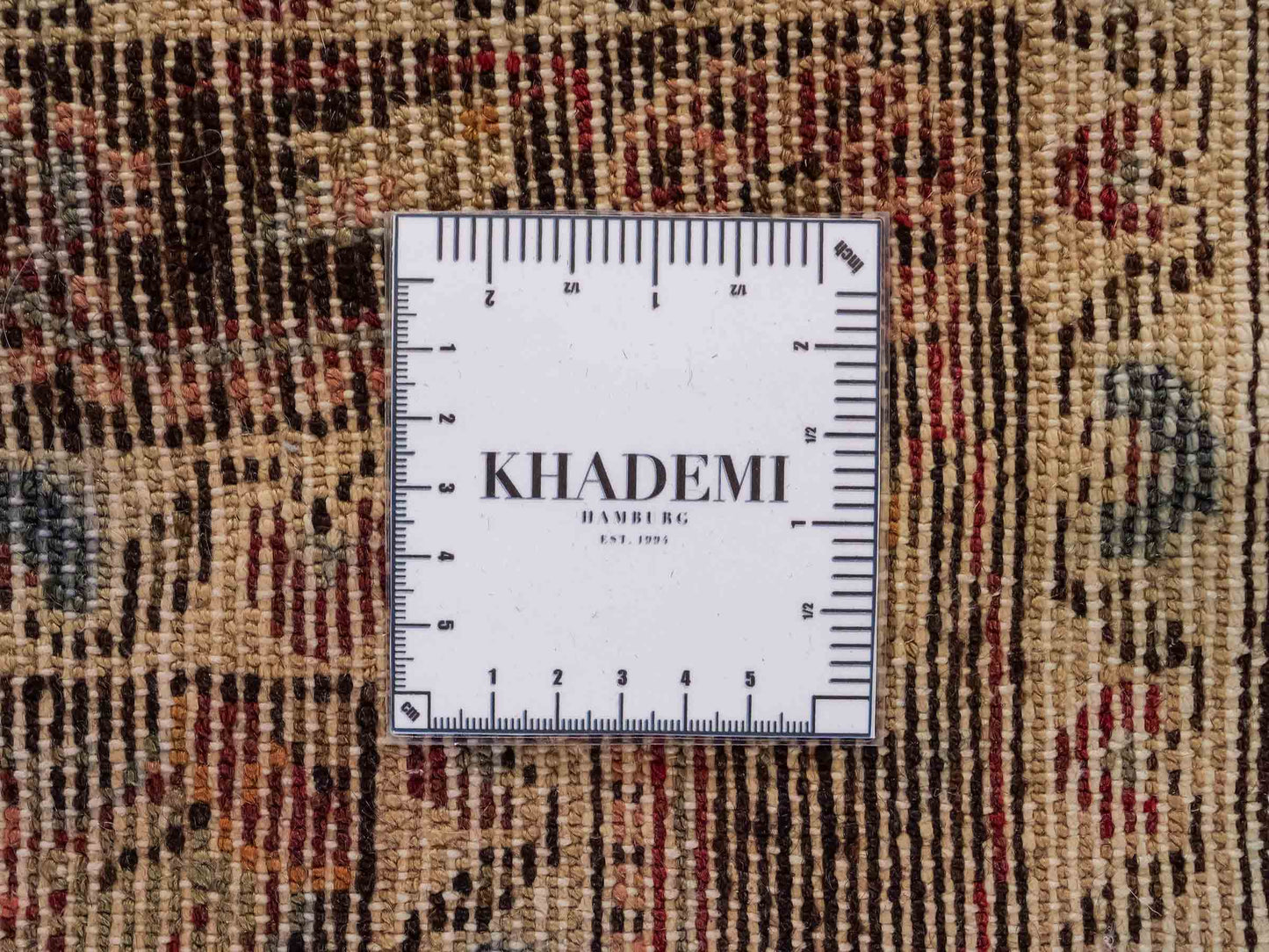 Feiner, handgeknüpfter, persischer Hamedan Dorfteppich aus Wolle von Khademi. Farbe: Rot. 327 x 111 cm. Vertrieb durch JUPITER Intl.