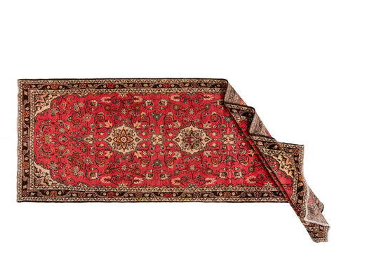 Feiner, handgeknüpfter, persischer Hamedan Dorfteppich aus Wolle von Khademi. Farbe: Rot. 327 x 111 cm. Vertrieb durch JUPITER Intl.