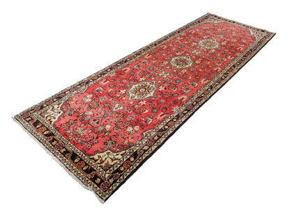 Feiner, handgeknüpfter, persischer Hamedan Dorfteppich aus Wolle von Khademi. Farbe: Rot. 327 x 111 cm. Vertrieb durch JUPITER Intl.