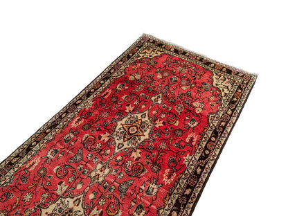 Feiner, handgeknüpfter, persischer Hamedan Dorfteppich aus Wolle von Khademi. Farbe: Rot. 327 x 111 cm. Vertrieb durch JUPITER Intl.