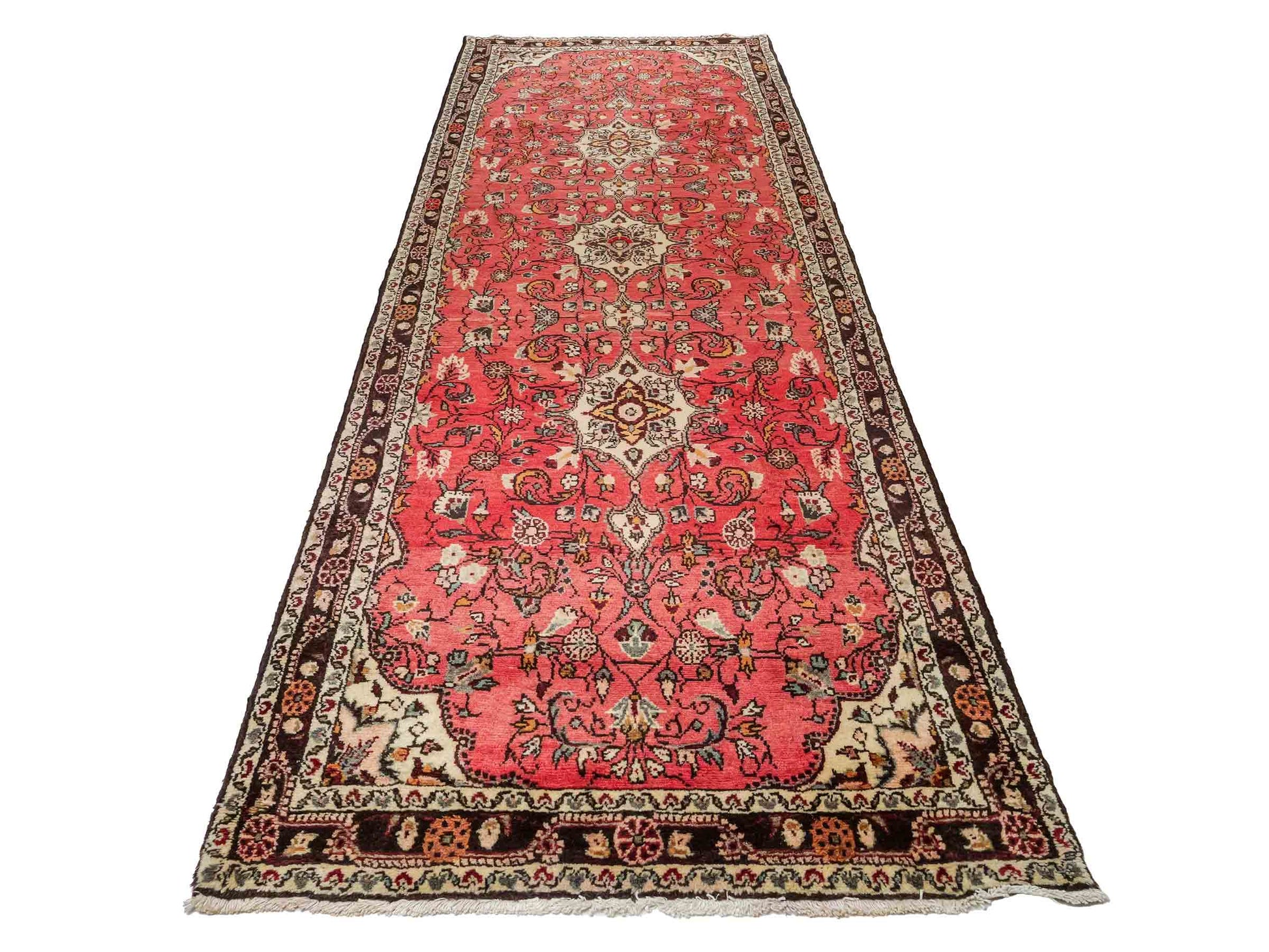 Feiner, handgeknüpfter, persischer Hamedan Dorfteppich aus Wolle von Khademi. Farbe: Rot. 327 x 111 cm. Vertrieb durch JUPITER Intl.