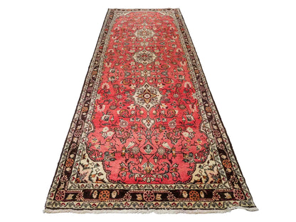 Feiner, handgeknüpfter, persischer Hamedan Dorfteppich aus Wolle von Khademi. Farbe: Rot. 327 x 111 cm. Vertrieb durch JUPITER Intl.