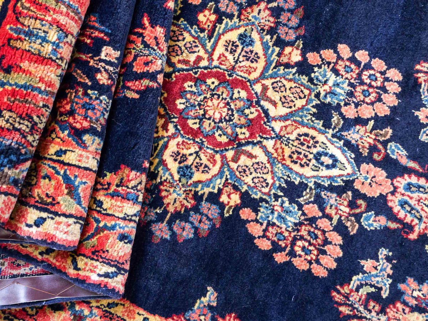 Feiner, handgeknüpfter, persischer Hamedan Dorfteppich aus Wolle von Khademi. Farbe: Blau. 369 x 108 cm. Vertrieb durch JUPITER Intl.