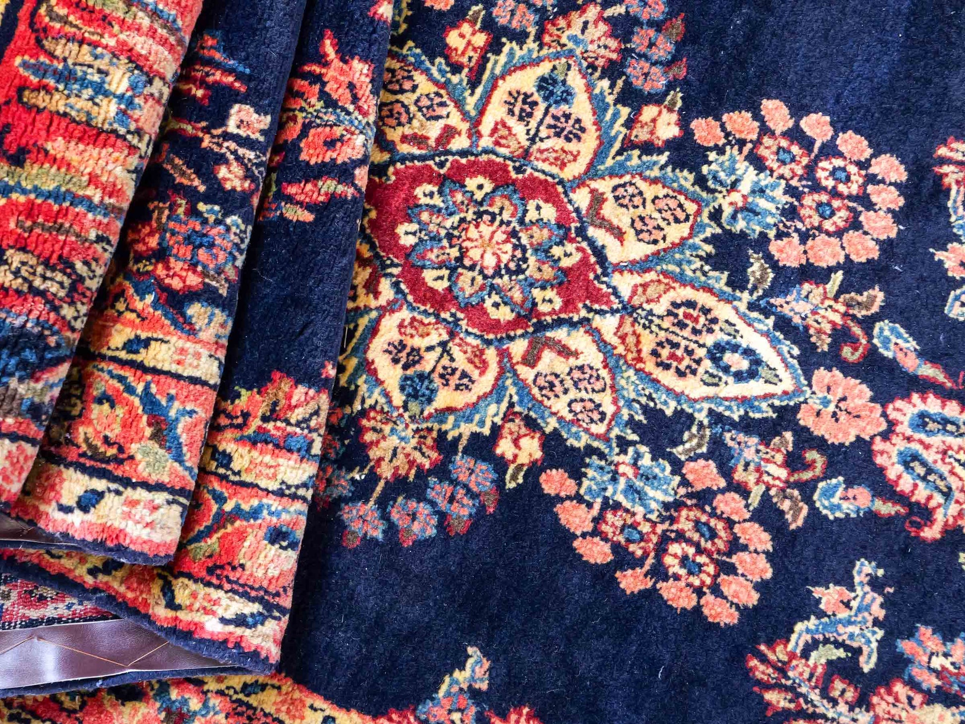 Feiner, handgeknüpfter, persischer Hamedan Dorfteppich aus Wolle von Khademi. Farbe: Blau. 369 x 108 cm. Vertrieb durch JUPITER Intl.