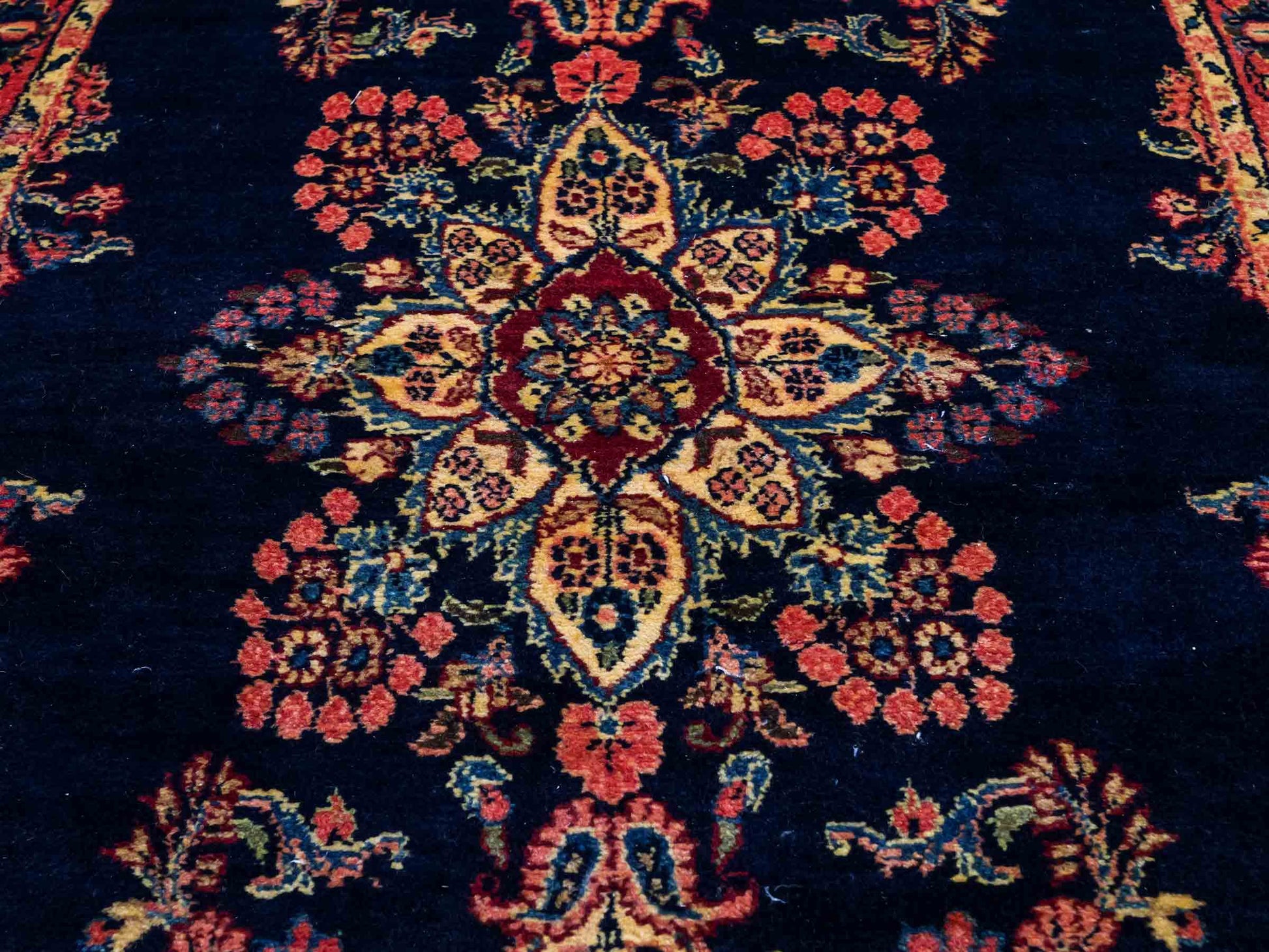 Feiner, handgeknüpfter, persischer Hamedan Dorfteppich aus Wolle von Khademi. Farbe: Blau. 369 x 108 cm. Vertrieb durch JUPITER Intl.