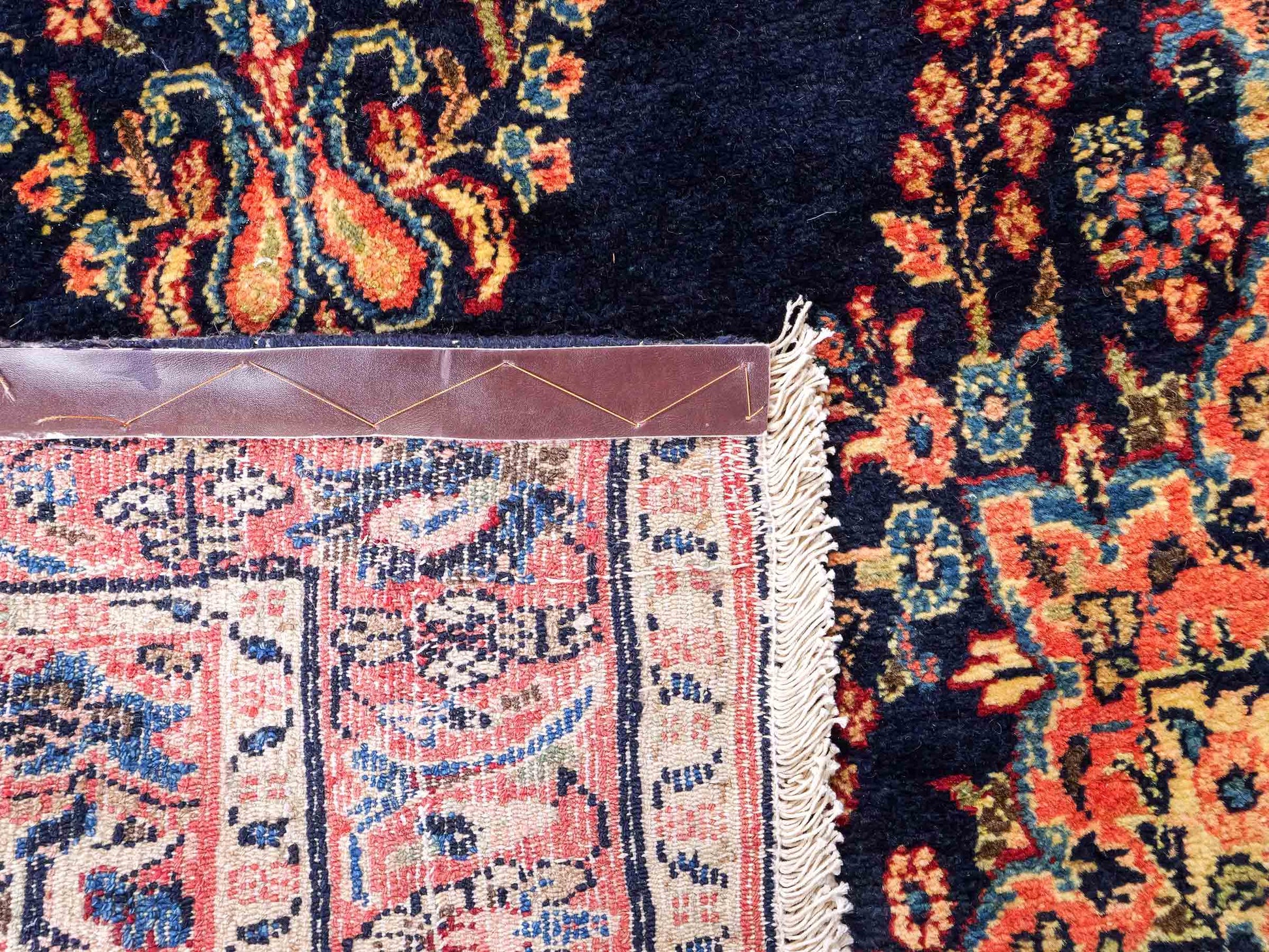 Feiner, handgeknüpfter, persischer Hamedan Dorfteppich aus Wolle von Khademi. Farbe: Blau. 369 x 108 cm. Vertrieb durch JUPITER Intl.