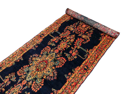 Feiner, handgeknüpfter, persischer Hamedan Dorfteppich aus Wolle von Khademi. Farbe: Blau. 369 x 108 cm. Vertrieb durch JUPITER Intl.