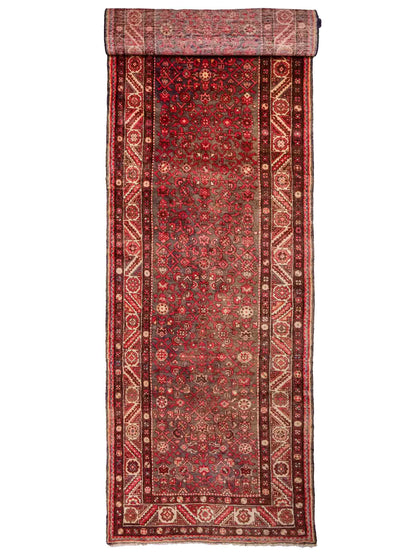 Feiner, handgeknüpfter, persischer Hamedan Dorfteppich aus Wolle von Khademi. Farbe: Rot. 440 x 114 cm. Vertrieb durch JUPITER Intl.