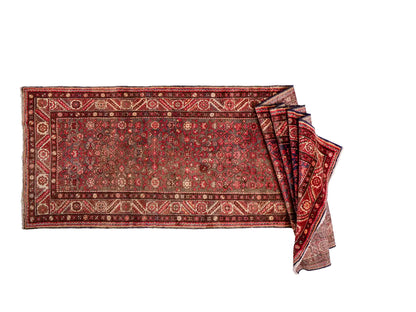 Feiner, handgeknüpfter, persischer Hamedan Dorfteppich aus Wolle von Khademi. Farbe: Rot. 440 x 114 cm. Vertrieb durch JUPITER Intl.