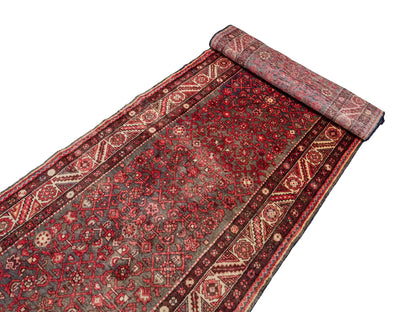 Feiner, handgeknüpfter, persischer Hamedan Dorfteppich aus Wolle von Khademi. Farbe: Rot. 440 x 114 cm. Vertrieb durch JUPITER Intl.