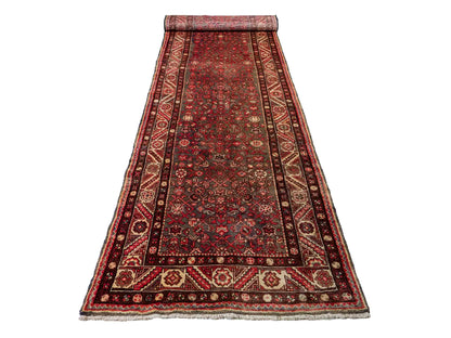 Feiner, handgeknüpfter, persischer Hamedan Dorfteppich aus Wolle von Khademi. Farbe: Rot. 440 x 114 cm. Vertrieb durch JUPITER Intl.