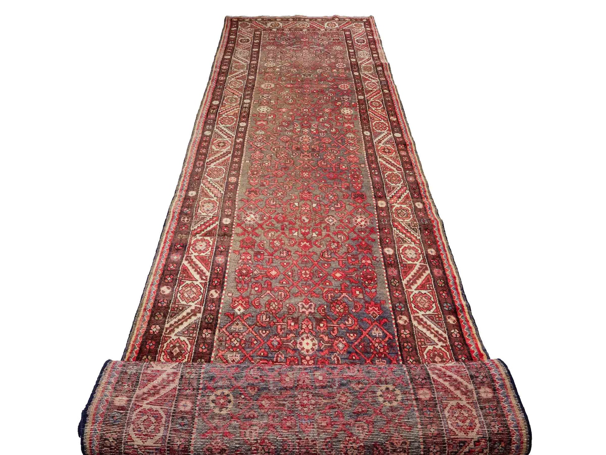 Feiner, handgeknüpfter, persischer Hamedan Dorfteppich aus Wolle von Khademi. Farbe: Rot. 440 x 114 cm. Vertrieb durch JUPITER Intl.