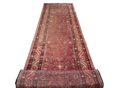 Feiner, handgeknüpfter, persischer Hamedan Dorfteppich aus Wolle von Khademi. Farbe: Rot. 440 x 114 cm. Vertrieb durch JUPITER Intl.