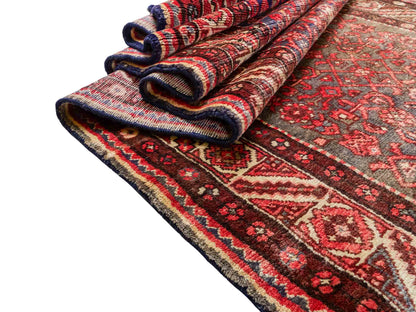 Feiner, handgeknüpfter, persischer Hamedan Dorfteppich aus Wolle von Khademi. Farbe: Rot. 440 x 114 cm. Vertrieb durch JUPITER Intl.