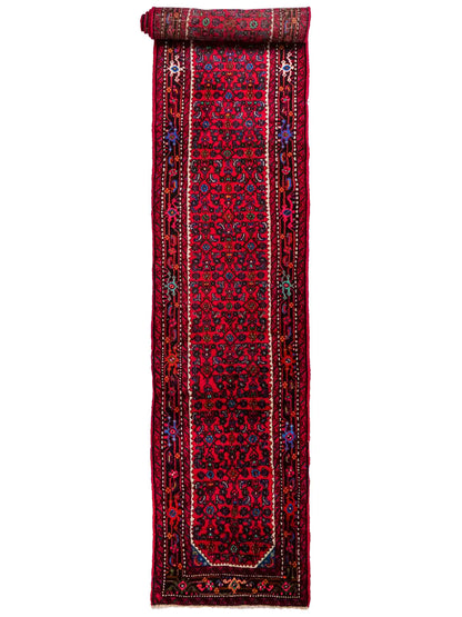 Feiner, handgeknüpfter, persischer Hamedan Dorfteppich aus Wolle von Khademi. Farbe: Rot. 490 x 82 cm. Vertrieb durch JUPITER Intl.
